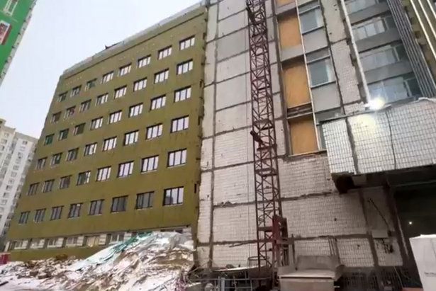 В здании ремонтируемой поликлиники в 14 микрорайоне завершены работы по утеплению фасада