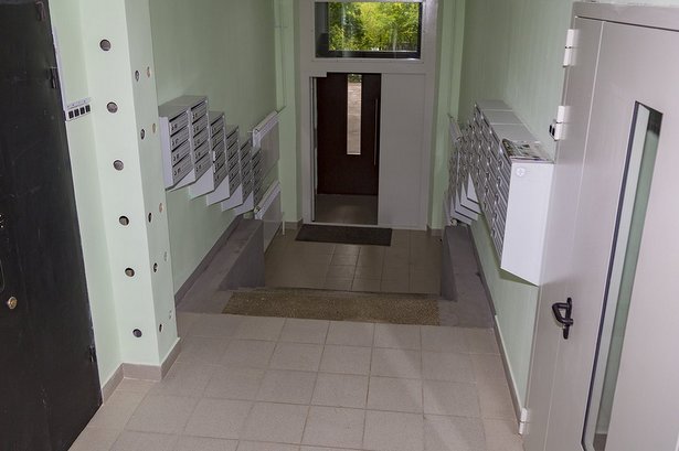 В жилых домах района Старое Крюково продолжается текущий ремонт подъездов