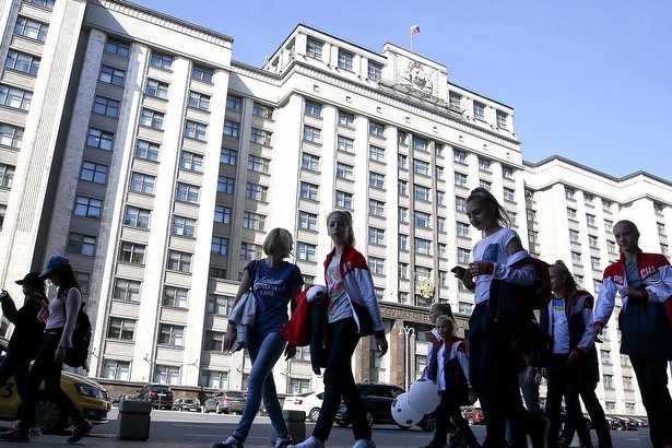 В Госдуме принят закон о наказании за вовлечение несовершеннолетних в несанкционированные мероприятия