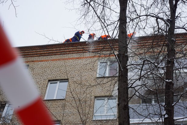 Погибшая на востоке столицы проигнорировала меры безопасности при чистке крыши