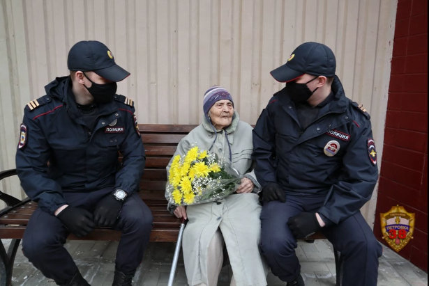 Сотрудники ППС полиции по районам Силино и Старое Крюково помогли 90-летней пенсионерке, упавшей в своей квартире