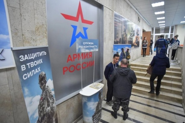 Пришедшие на пункт отбора контрактников рассказали о своей мотивации