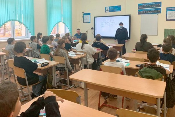 Полицейские предостерегли школьников от употребления запрещенных веществ