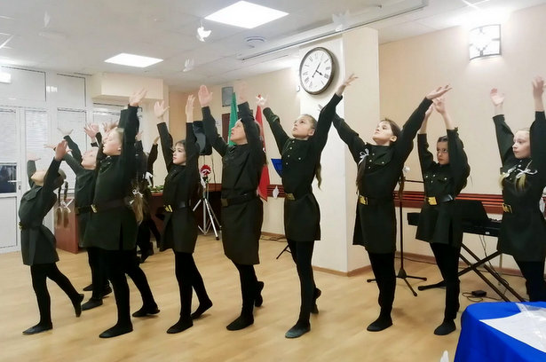 Жителям Старого Крюково устроили праздничный концерт в честь Дня Победы
