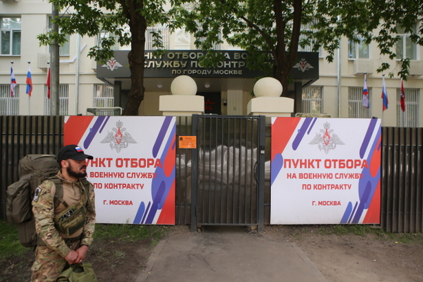 Пришедшие на пункт отбора контрактников рассказали о намерении защищать Родину