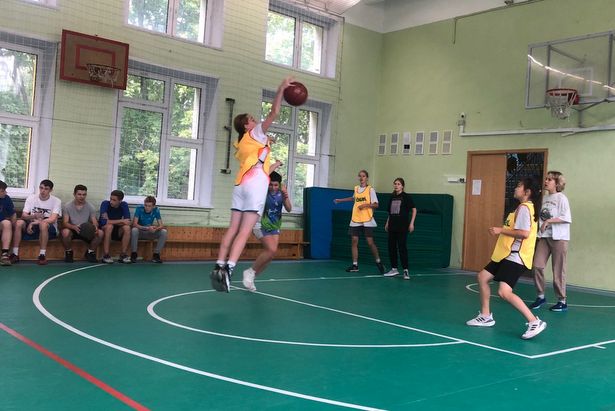 Сотрудники ГБУ «Славяне» организовали для школьников Старого Крюково баскетбольный турнир