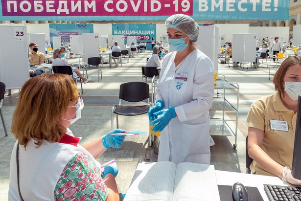 В Гостином дворе и «Лужниках» готовы к росту числа желающих привиться от ковида