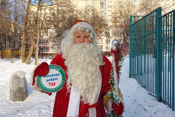 Волонтеры Дворца творчества поздравили с праздником зеленоградских ветеранов