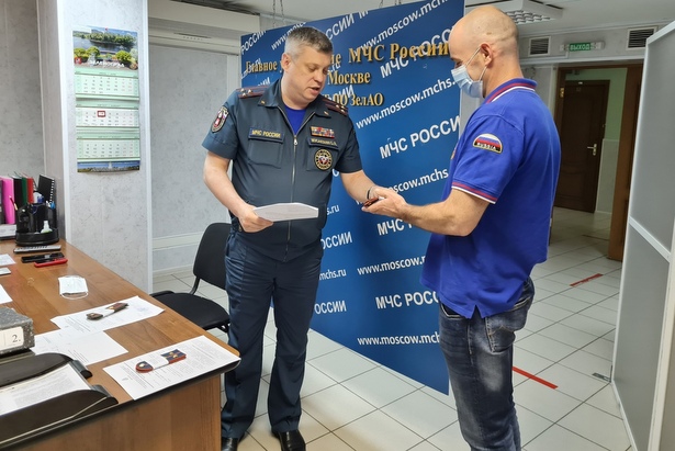 Начальник Зеленоградского управления МЧС вручил погоны сотрудникам