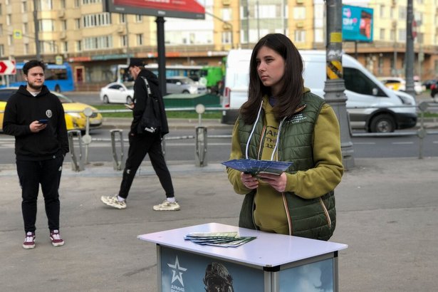 Волонтеры отмечают интерес жителей столицы к информации о возможности военной службы по контракту