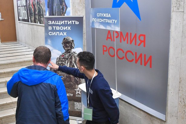 Солист «Uma2rmaH» посетил столичный пункт отбора на военную службу по контракту