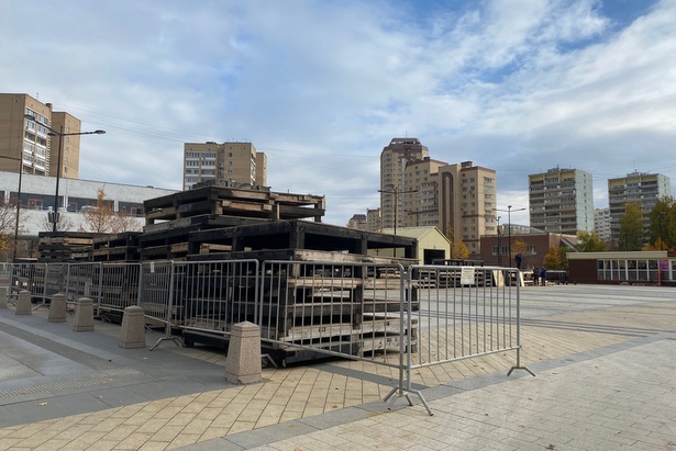 На площади Юности обустраивают открытый каток