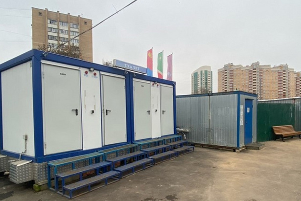 Каток с искусственным льдом в Старом Крюково начали готовить к зимнему сезону