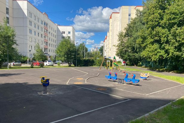 В обновленных дворах Старого Крюково устанавливают игровые элементы