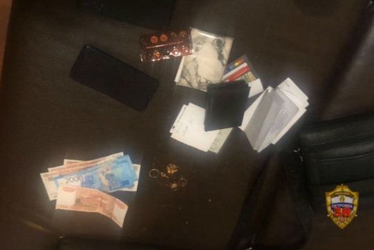 Лже-коммунальщик вынес из квартиры пенсионерки деньги и ювелирные украшения