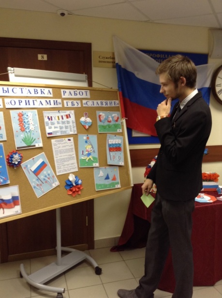 Победителя выставки, посвященной Дню флага РФ, определят жители района