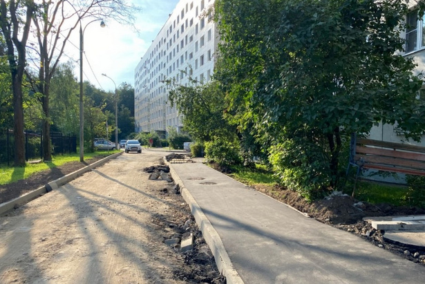 В двух дворах Старого Крюково идут работы по комплексному ремонту асфальта