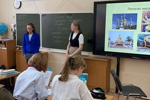Старшеклассники школы 1528 в День учителя провели уроки вместо педагогов