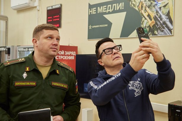 Музыкант Сергей Войтенко встретился с контрактниками в Едином пункте отбора на военную службу в Москве