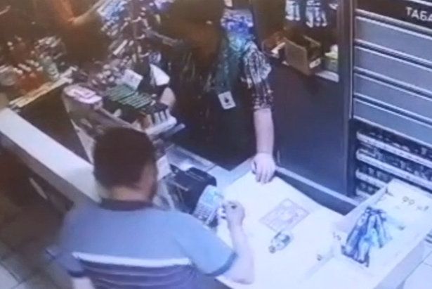 Воспользовавшегося чужой банковской картой мужчину привлекли к уголовной ответственности