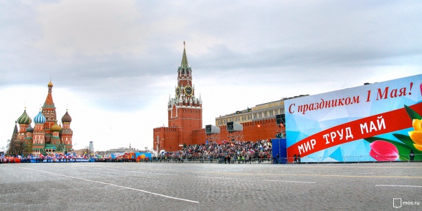 Мэр Москвы встретил Первомай в рядах участников праздничной демонстрации