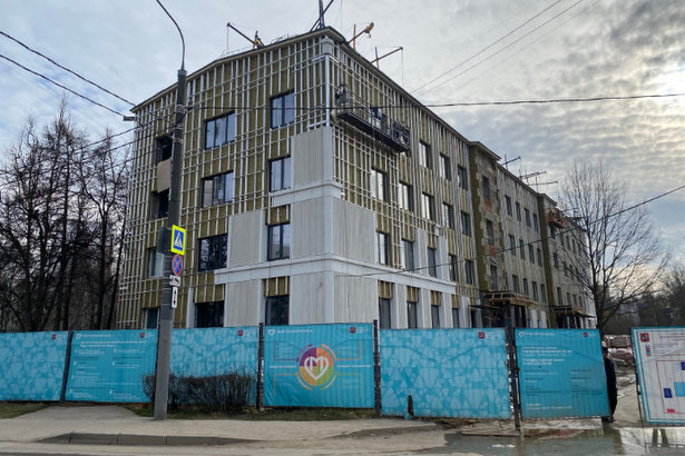 В поликлинике во втором микрорайоне началась облицовка фасада