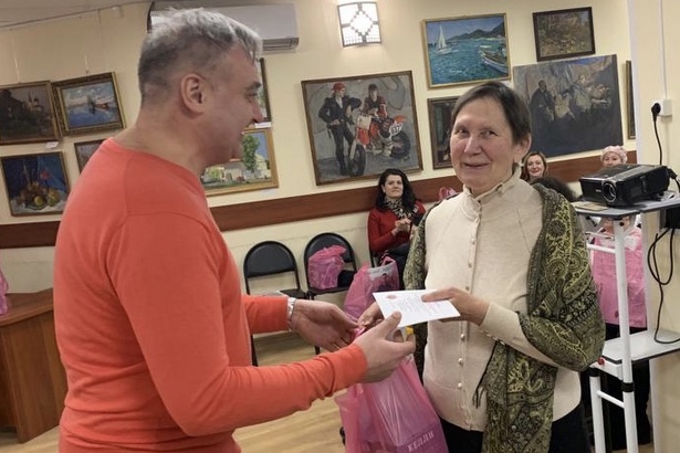 Женщин из Старого Крюково поздравили с 8 марта
