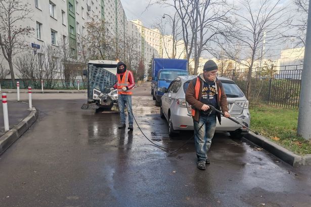 В минувшую субботу дворовые территории района Старое Крюково промыли моющим средством