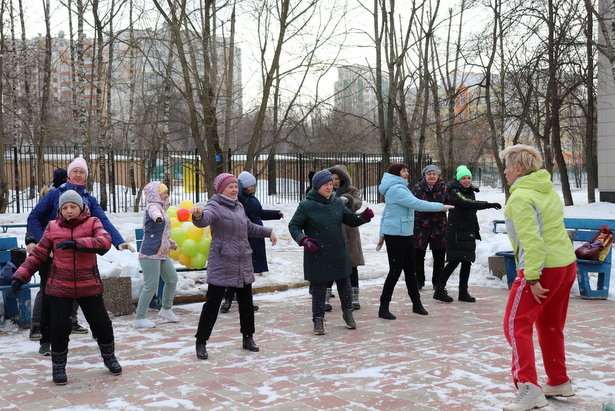 В Старом Крюково провели зарядку на свежем воздухе