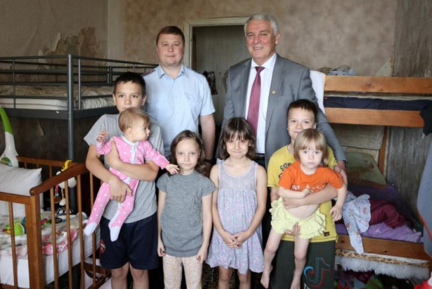 В преддверии Дня знаний полицейские и общественники посетили многодетную семью, оказавшуюся в трудной жизненной ситуации