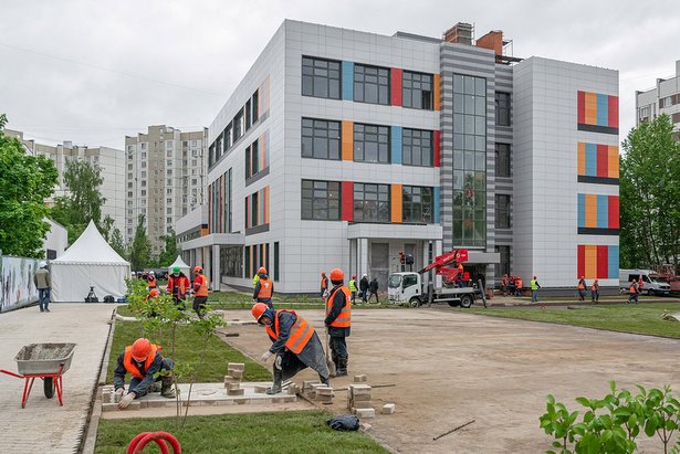 Собянин: В Москве проведено масштабное благоустройство школьных дворов и стадионов
