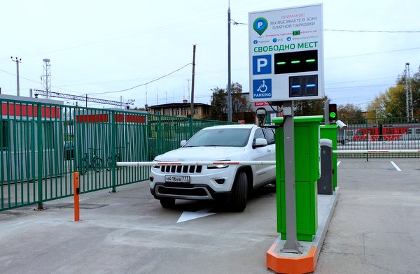 На парковке около 8 микрорайона Старого Крюково появились первые машины
