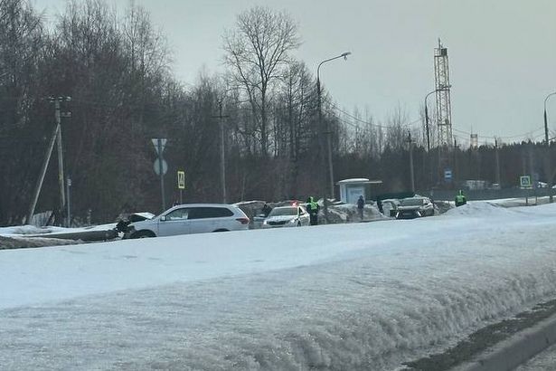 Водитель попал в больницу после наезда на мачту освещения
