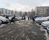 Сотрудники инженерной службы района Старое Крюково проводят работу по уборке и вывозу снега с дворовых территорий района
