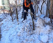 Коммунальщики активно прогребают озелененные участки дворовых и придомовых территории для уборки вытаявшего мусора