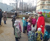 На бульварной зоне восьмого микрорайона жителям дарили весеннее настроение
