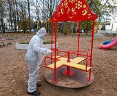 В Старом Крюкове продезинфицировали детские площадки
