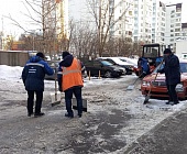 В Старом Крюково продолжаются работы по зачистке территории от снега и наледи