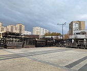 На площади Юности обустраивают открытый каток