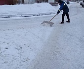 Сотрудники инженерной службы района Старое Крюково очищают от снега внтуридворовые проезды