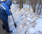Коммунальщики активно прогребают озелененные участки дворовых и придомовых территории для уборки вытаявшего мусора