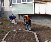 Коммунальщики активно обновляют окраску малых архитектурных форм