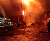 В Крюково сгорела крыша производственного строения