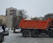 Сотрудники инженерной службы района Старое Крюково проводят работу по уборке и вывозу снега с дворовых территорий района