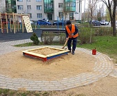 В период длинных майских праздников коммунальщики  поддерживали дворовые и придомовые территории в надлежащем санитарном состоянии