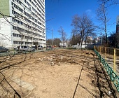 Коммунальщики активно обновляют окраску малых архитектурных форм