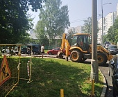 На детской площадке восьмого микрорайона начали устанавливать новые МАФы
