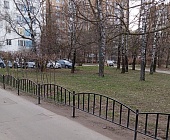 Во дворах 8-го и 9-го микрорайонов устанавливают новые газонные ограды