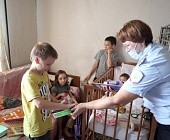 В преддверии Дня знаний полицейские и общественники посетили многодетную семью, оказавшуюся в трудной жизненной ситуации