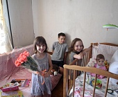 В преддверии Дня знаний полицейские и общественники посетили многодетную семью, оказавшуюся в трудной жизненной ситуации